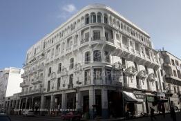 Image du Maroc Professionnelle de  Une des façades les plus représentatives de l’architecture du début du XXème siècle située sur le boulevard Mohamed V, l'un des plus anciens de "Casablanca". De nombreux architectes internationaux, et surtout des français, qui se sont inspirés des courants des Art Nouveau en vogue en Europe et particulièrement des Art Déco en y ajoutant des caractéristiques locales tel que, stucs, sculptures ou de zelliges, visible sur les façades des immeubles construits pour les colons à Casablanca, Dimanche 11 Janvier 2009. (Photo / Abdeljalil Bounhar)
 